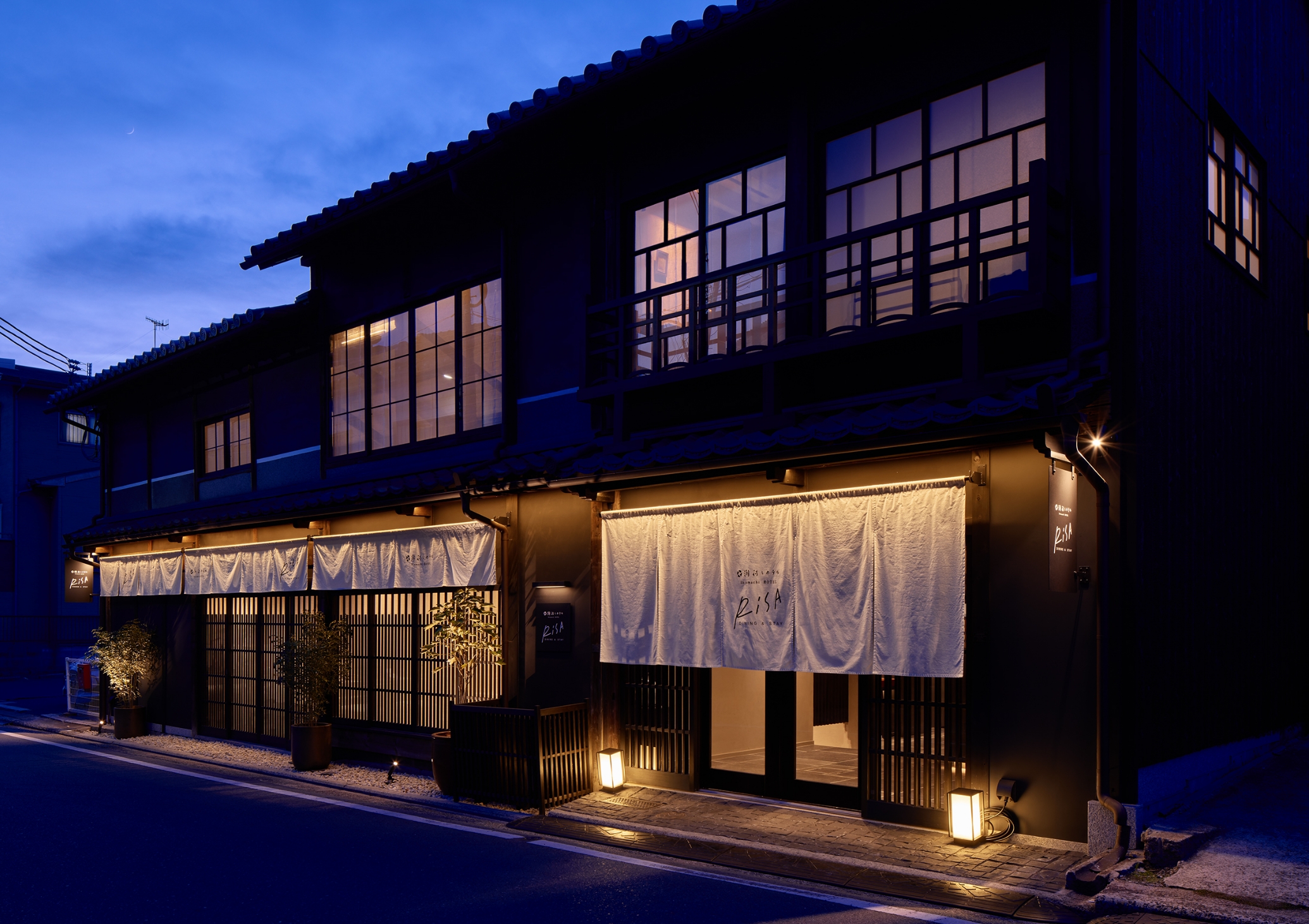 Tomonoura Shiomachi Hotel -RiSA- 夜外観